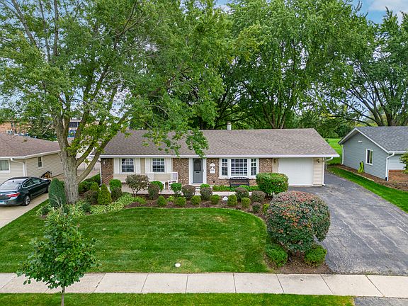 2nd image of 707 Duxbury Ln