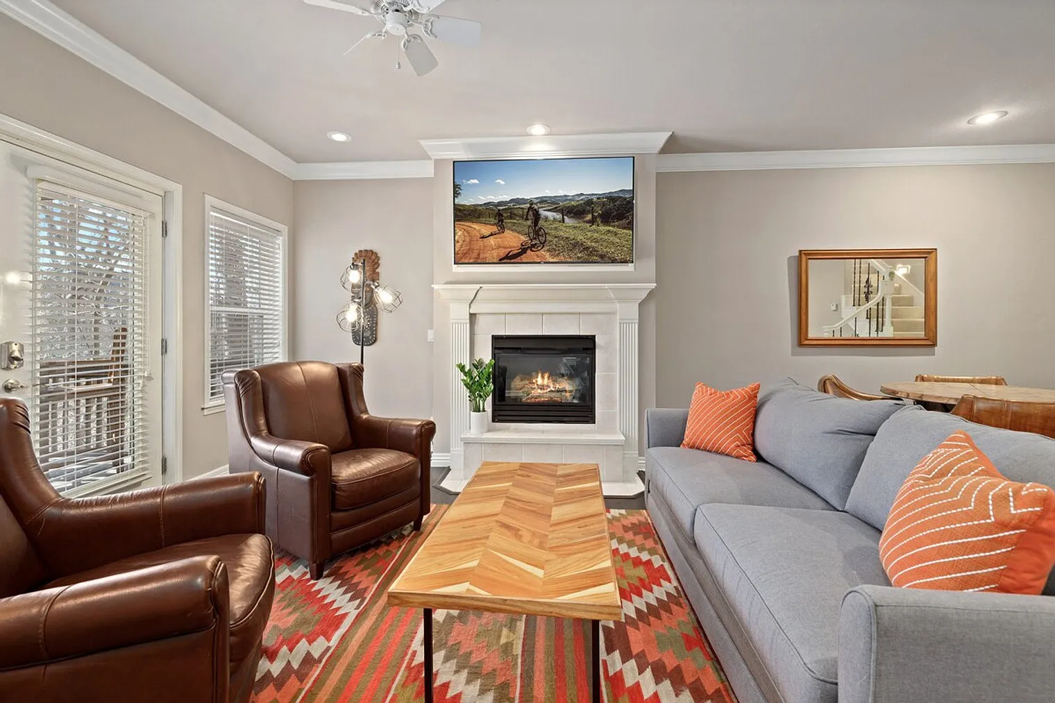 6 bed, 4.0 bath, 4337 sqft, $9,989 — Photo 3