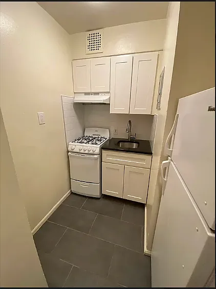 220 E 29th St #2A — Photo 14