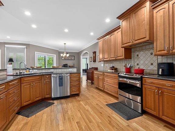 3rd image of 140 Seneca Trl