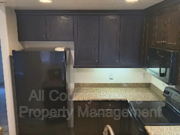 815 E Rose Ln #110 — Photo 7