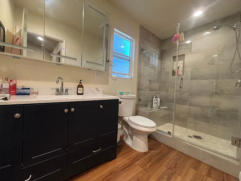 22742 Burbank Blvd — Photo 11