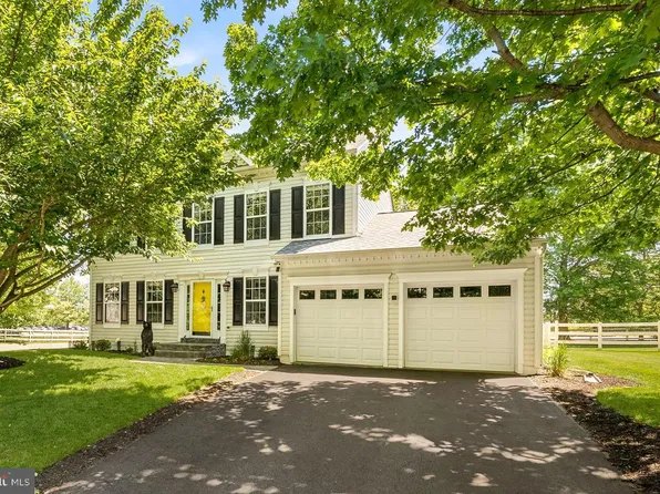 17180 Magic Mountain Dr, Round Hill, VA 20141