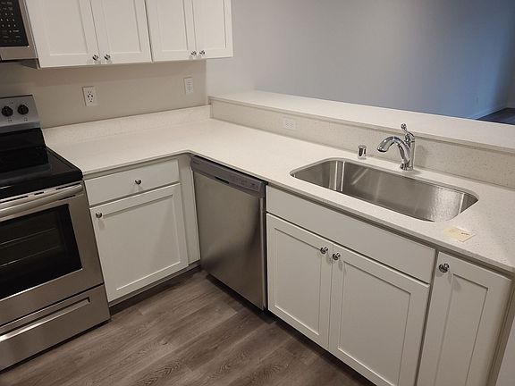 4th image of 446 NE Izett St #104