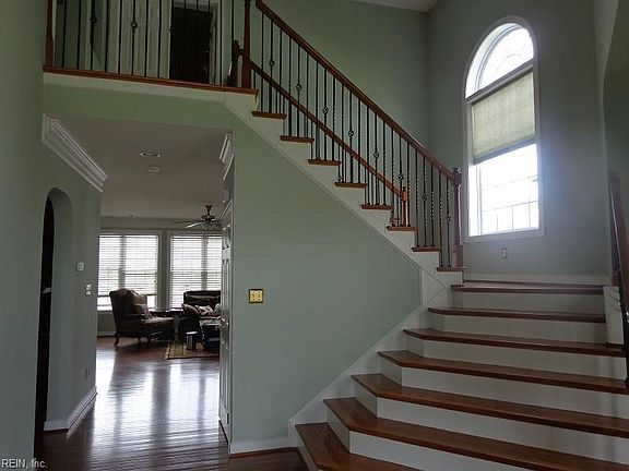 3rd image of 102 Potter Ln