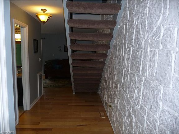5th image of 83 Castle Ct