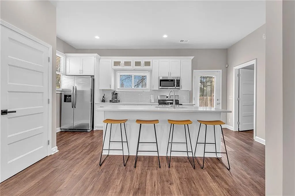 3 bed, 2.5 bath, 1179 sqft, $2,695 — Photo 2