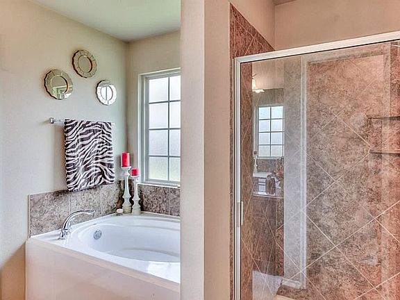 5th image of 112 Oakwood Ct