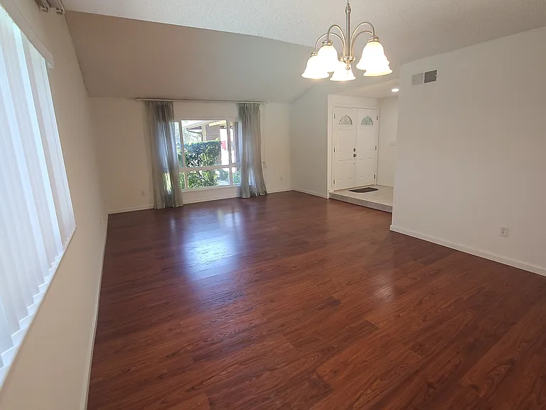 20727 Horace St — Photo 12