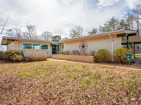 6500 Blazingwood Dr, Pfafftown, NC 27040