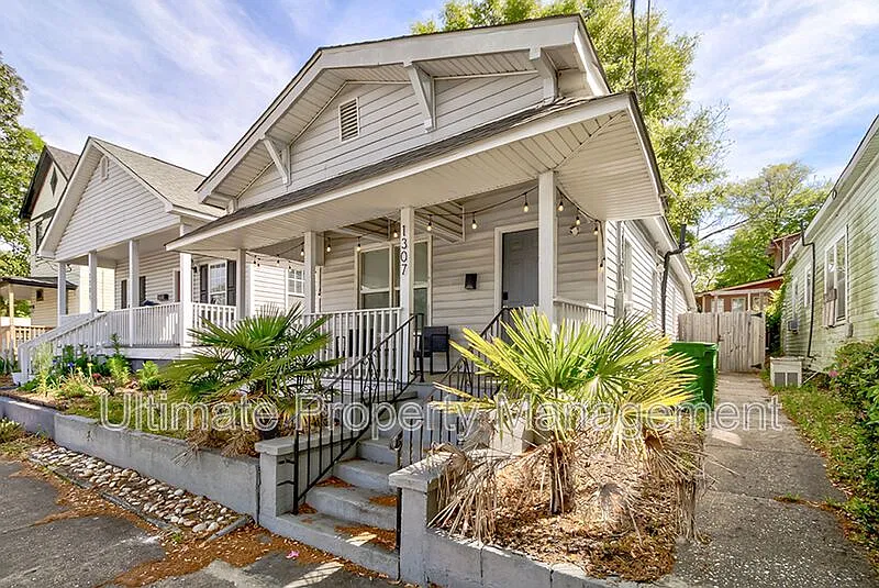 3 bed, 2.0 bath, 937 sqft, $1,895 — Photo 1