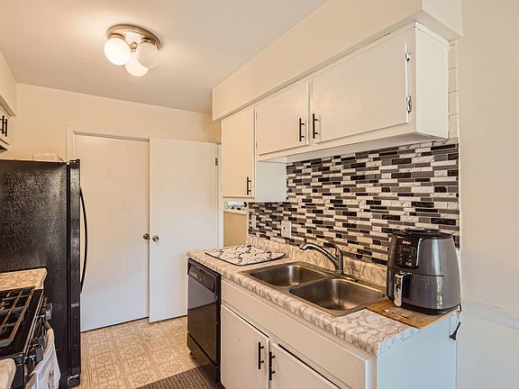 5th image of 29W410 Emerald Green Dr #22