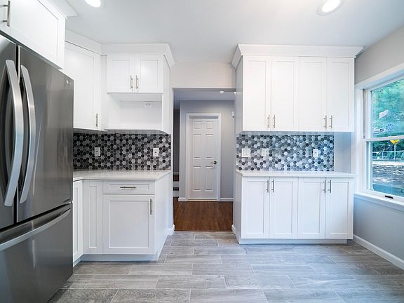 3rd image of 479 Undercliff Ave #479