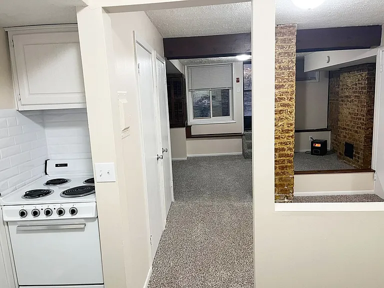 Castle Court Apartments - Midtown — Photo 12