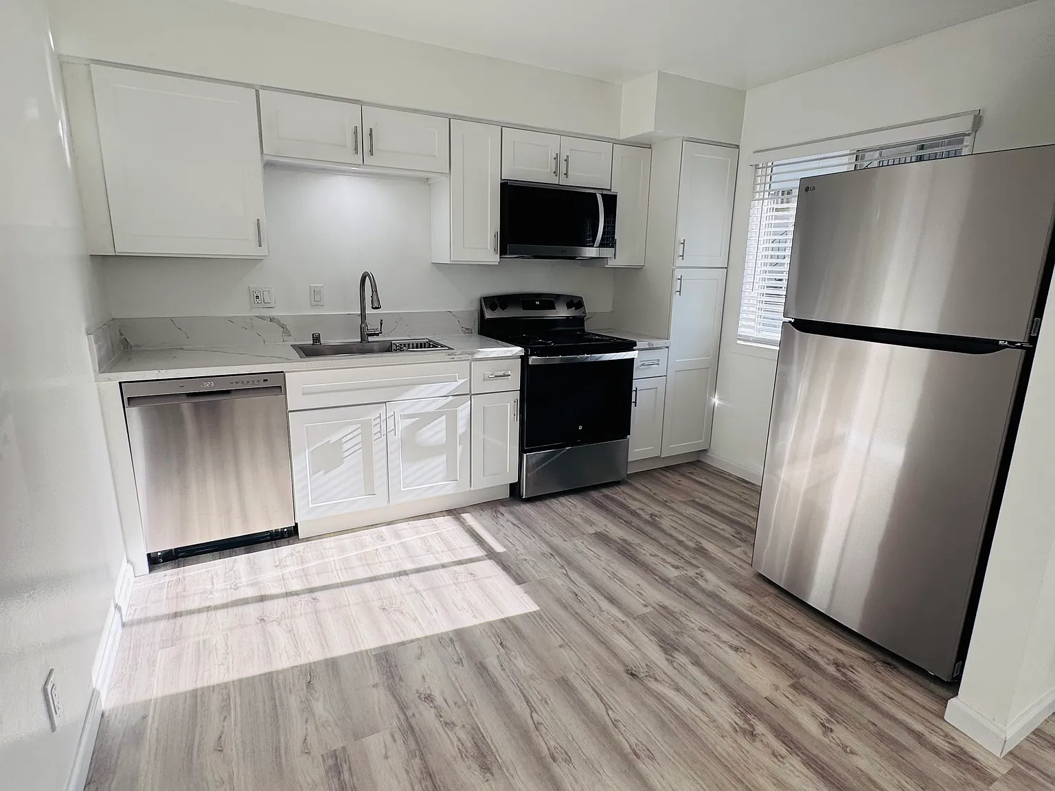 2 bed, 750 sqft, $1,900 — Photo 1