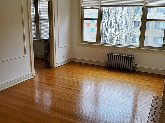 2nd image of 1034 W Rosemont Ave #3