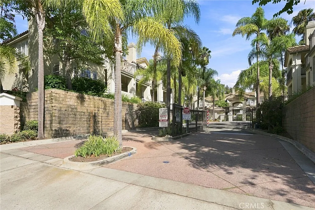 3 bed, 2.5 bath, 1753 sqft, $3,950 — Photo 2