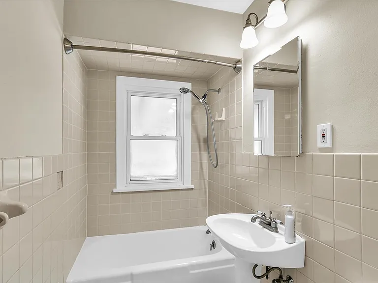502 E Washington St — Photo 16