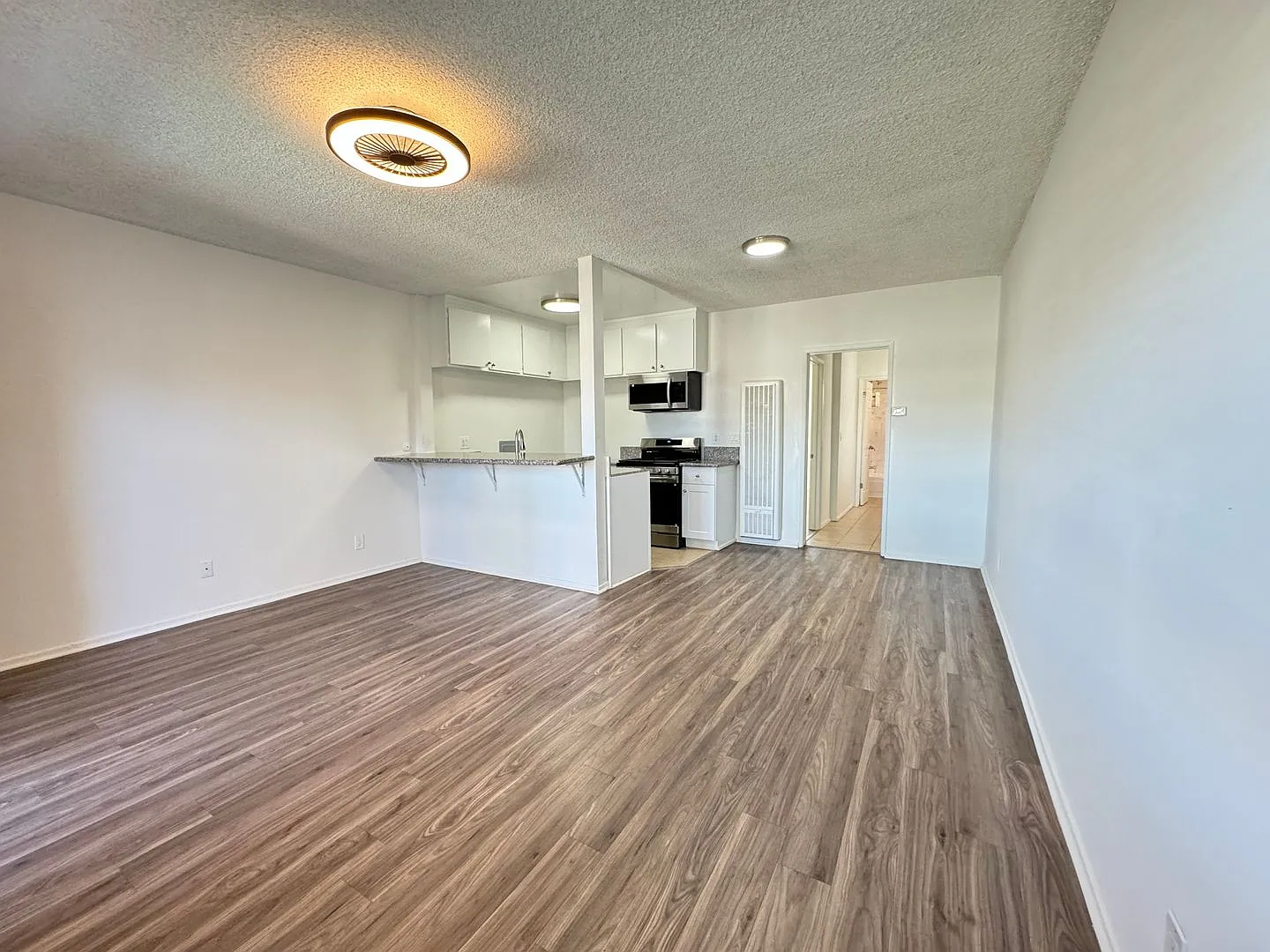 15925 Victory Blvd — Photo 3