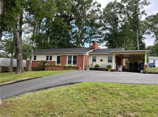 212 Oaklawn Rd, Mount Airy, NC 27030