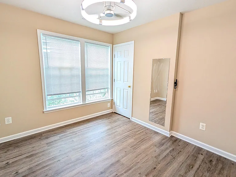 211 Shirley Sq SE — Photo 28