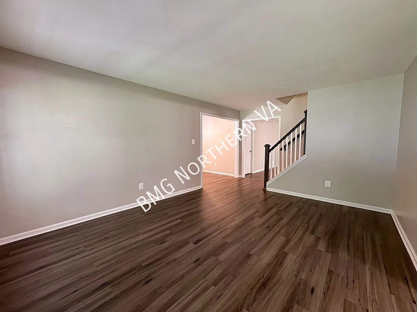 Stunning 4 Bed 3.5 Bath Home With Deck And Patio In Desired Middle Valley — Photo 3