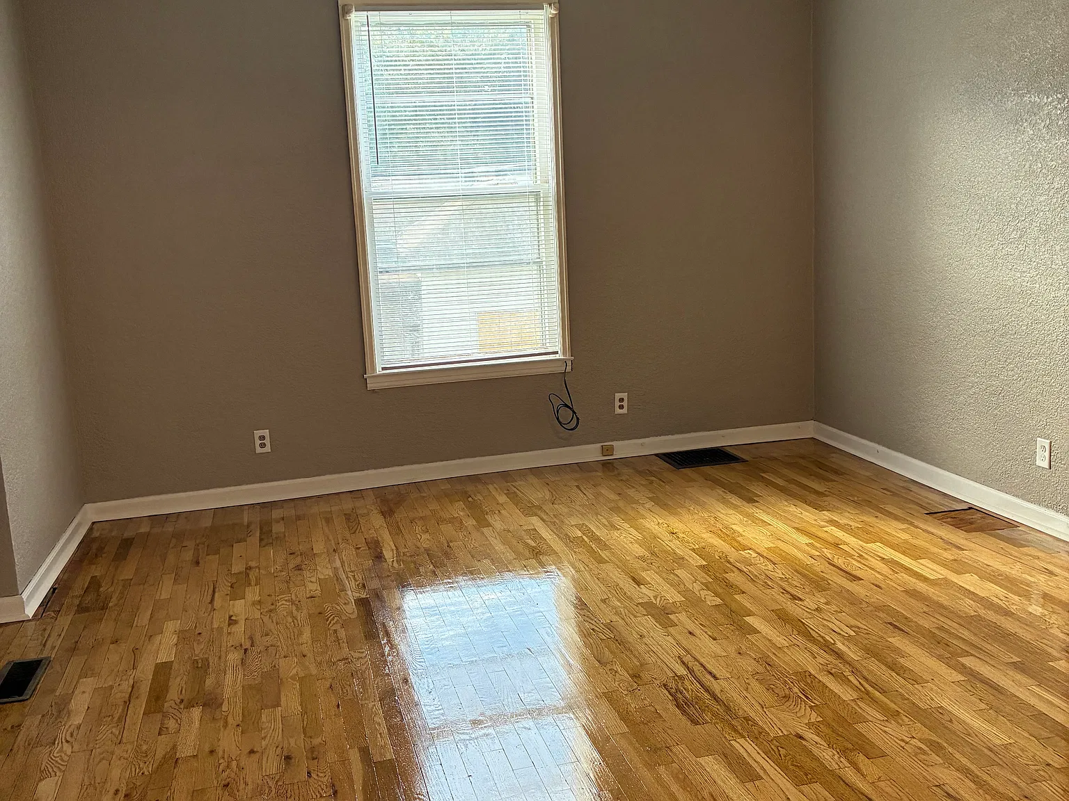 3 bed, 1.5 bath, 1496 sqft, $1,250 — Photo 3