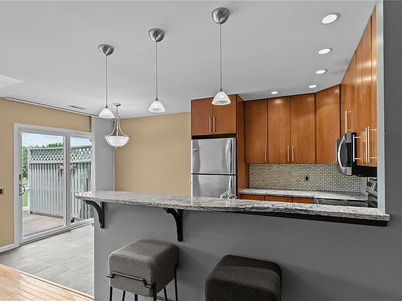 4th image of 76 Valley Green Ct #B
