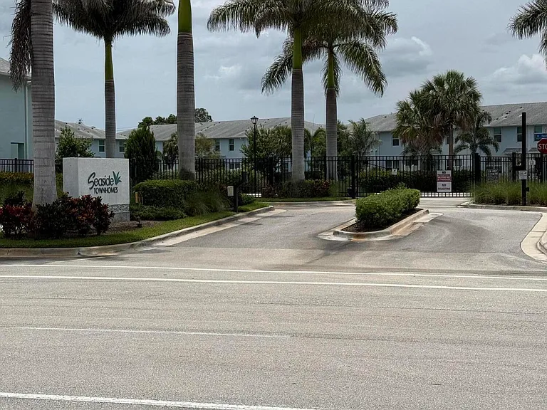 342 SE Angler Dr — Photo 3