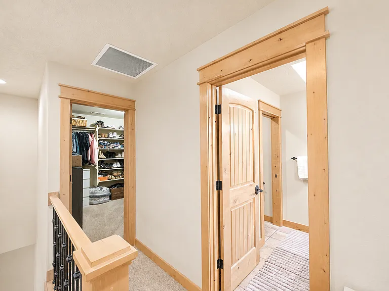 459 NW Broadway St — Photo 25