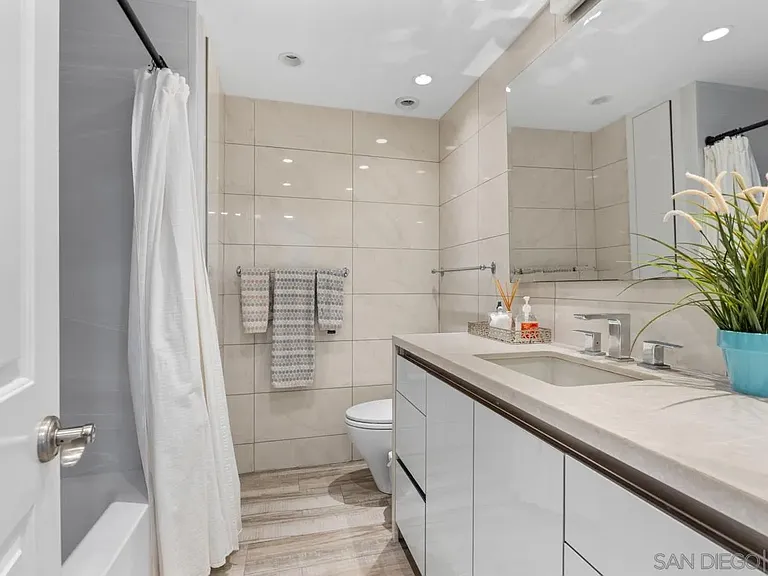 1810 Avenida Del Mundo #1606 — Photo 32