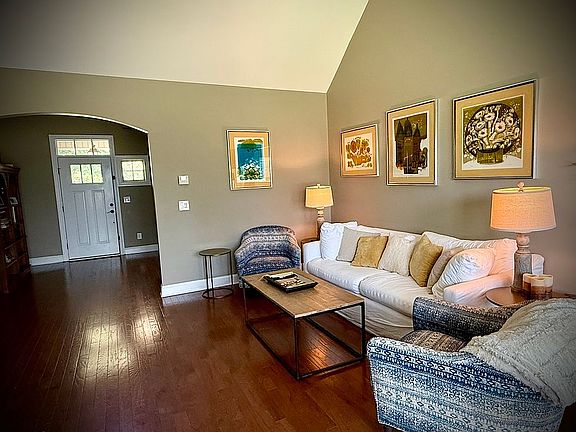 5th image of 204 Coral Ct
