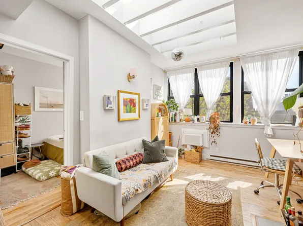 348 W 21st St APT 5R, New York, NY 10011