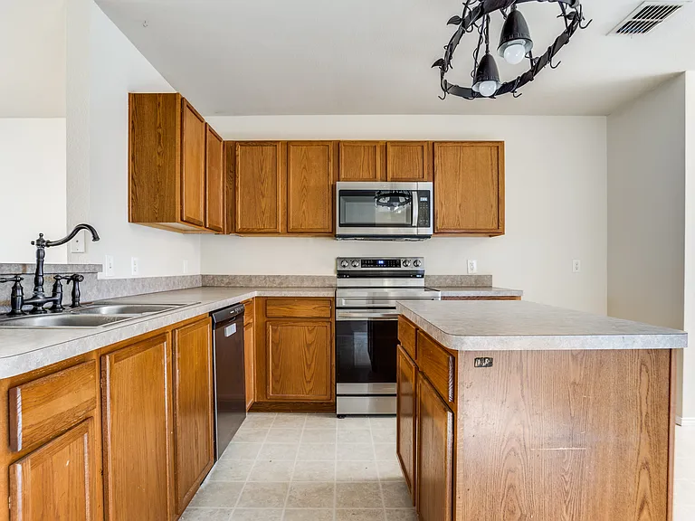 404 Oxford Dr — Photo 6