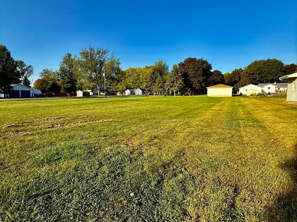 402 N Benton St, Winnebago, IL 61088