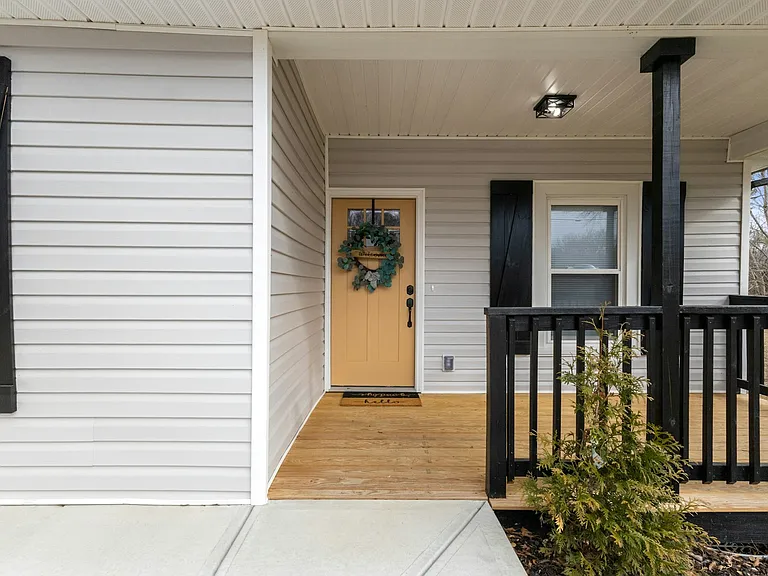 305 E Henry St — Photo 3