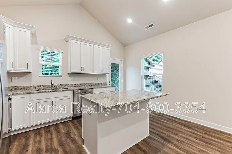 3 bed, 1300 sqft, $1,650 — Photo 2