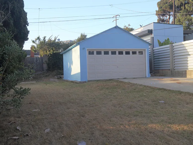 1025 Avenue A — Photo 7