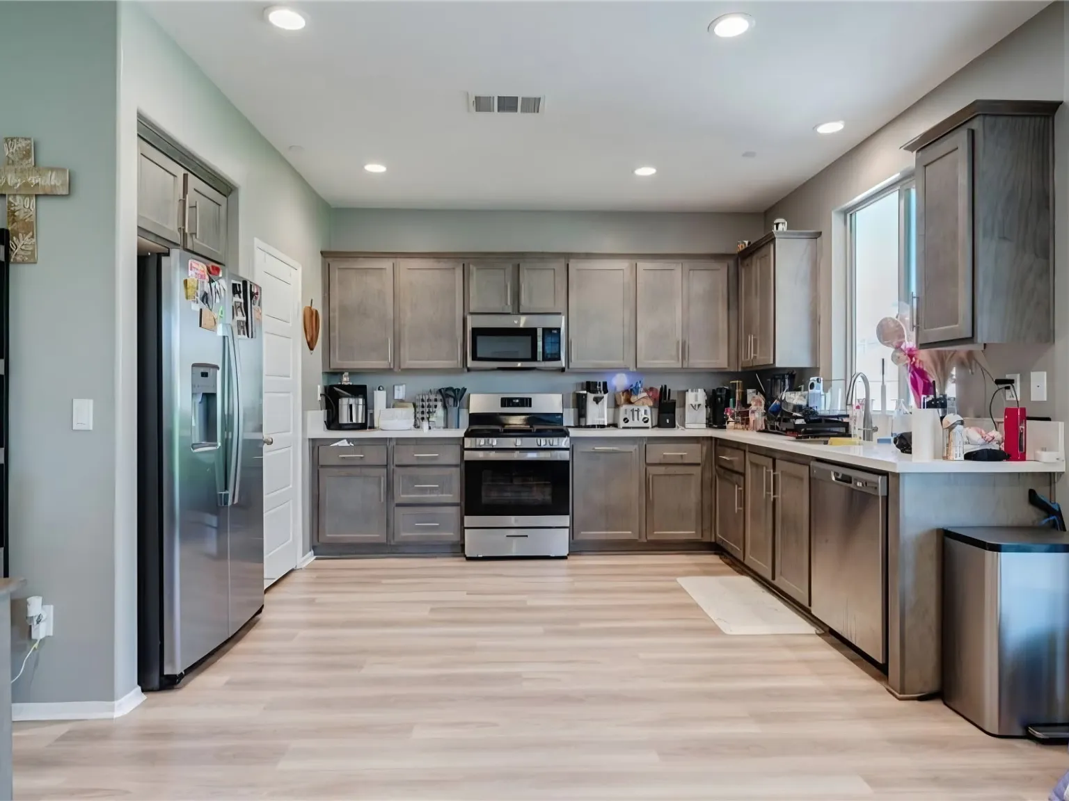 3 bed, 2142 sqft, $3,200 — Photo 2
