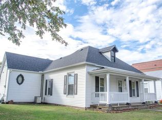 106 S Main St, Altamont, IL 62411