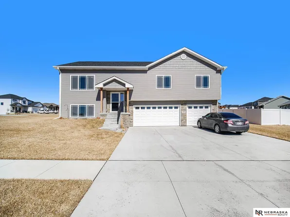 310 Roland Ln, Hickman, NE 68372
