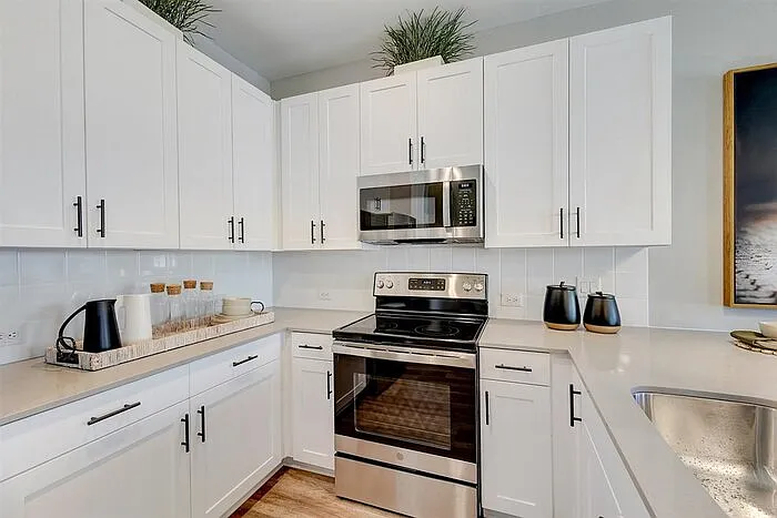 3905 Constantine Dr — Photo 13