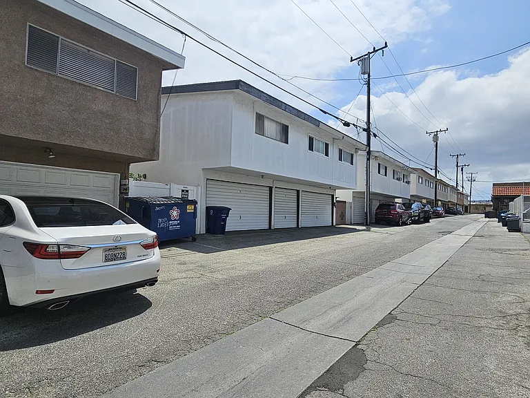 21007 Ladeene Ave #C — Photo 23