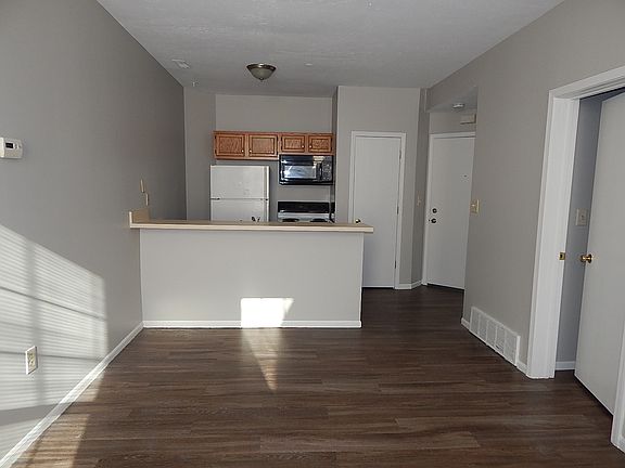 2nd image of 664-8 Broadway Ave #201