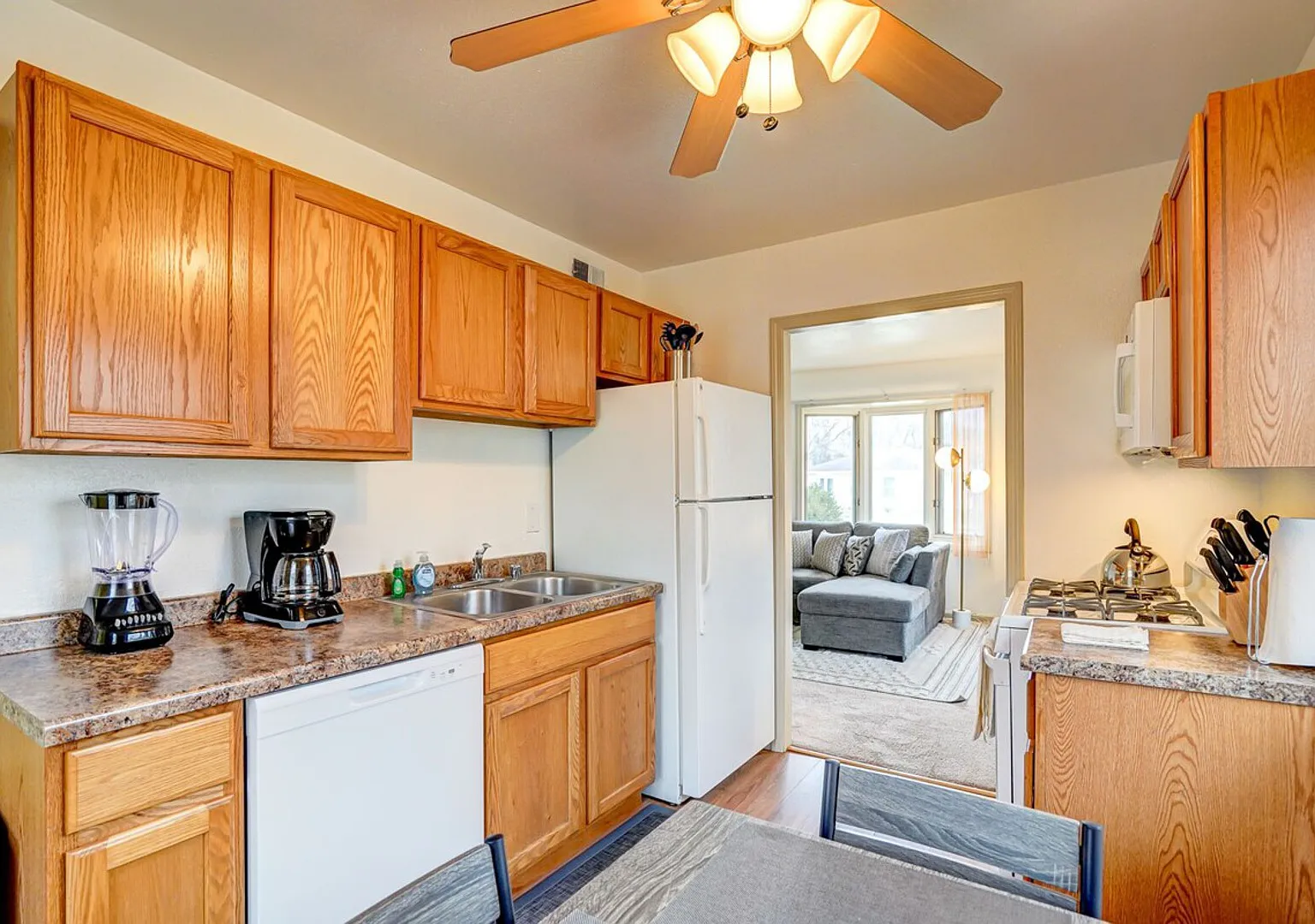 30 Day Minimum - Entire House - Washer & Dryer and AC — Photo 2