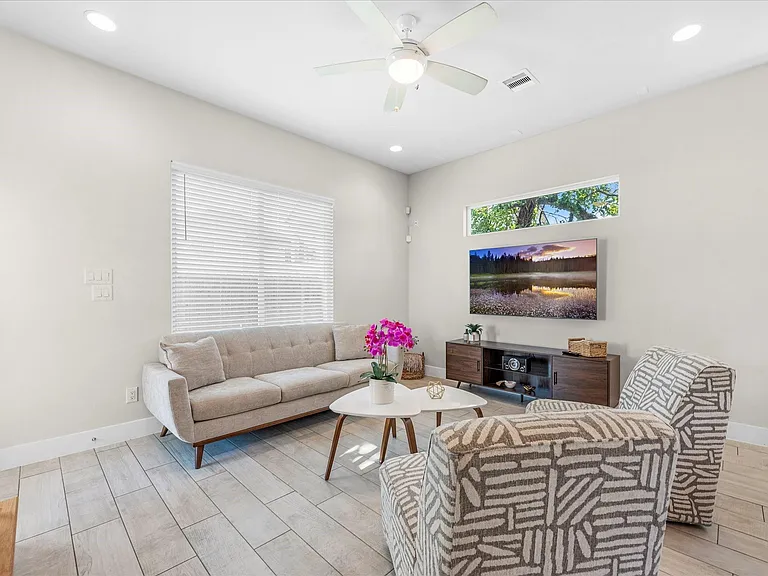 2210 Wipprecht St — Photo 11