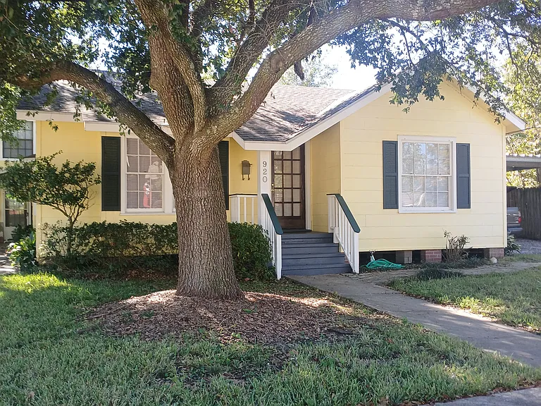 920 Iris St — Photo 1