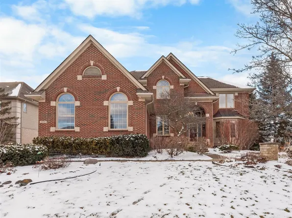 24695 Wedgewood Dr, South Lyon, MI 48178