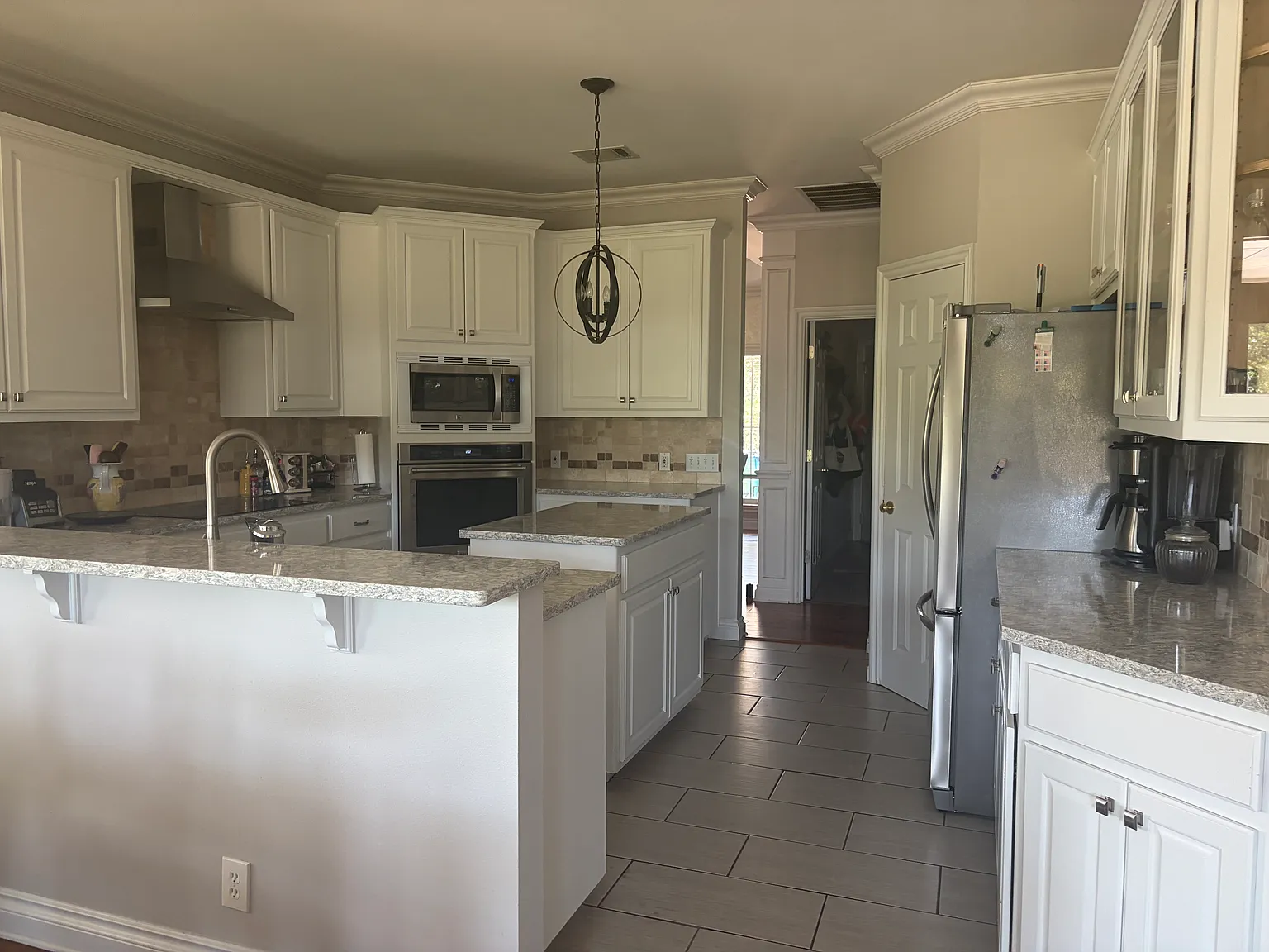 4 bed, 2.5 bath, 2831 sqft, $5,000 — Photo 2