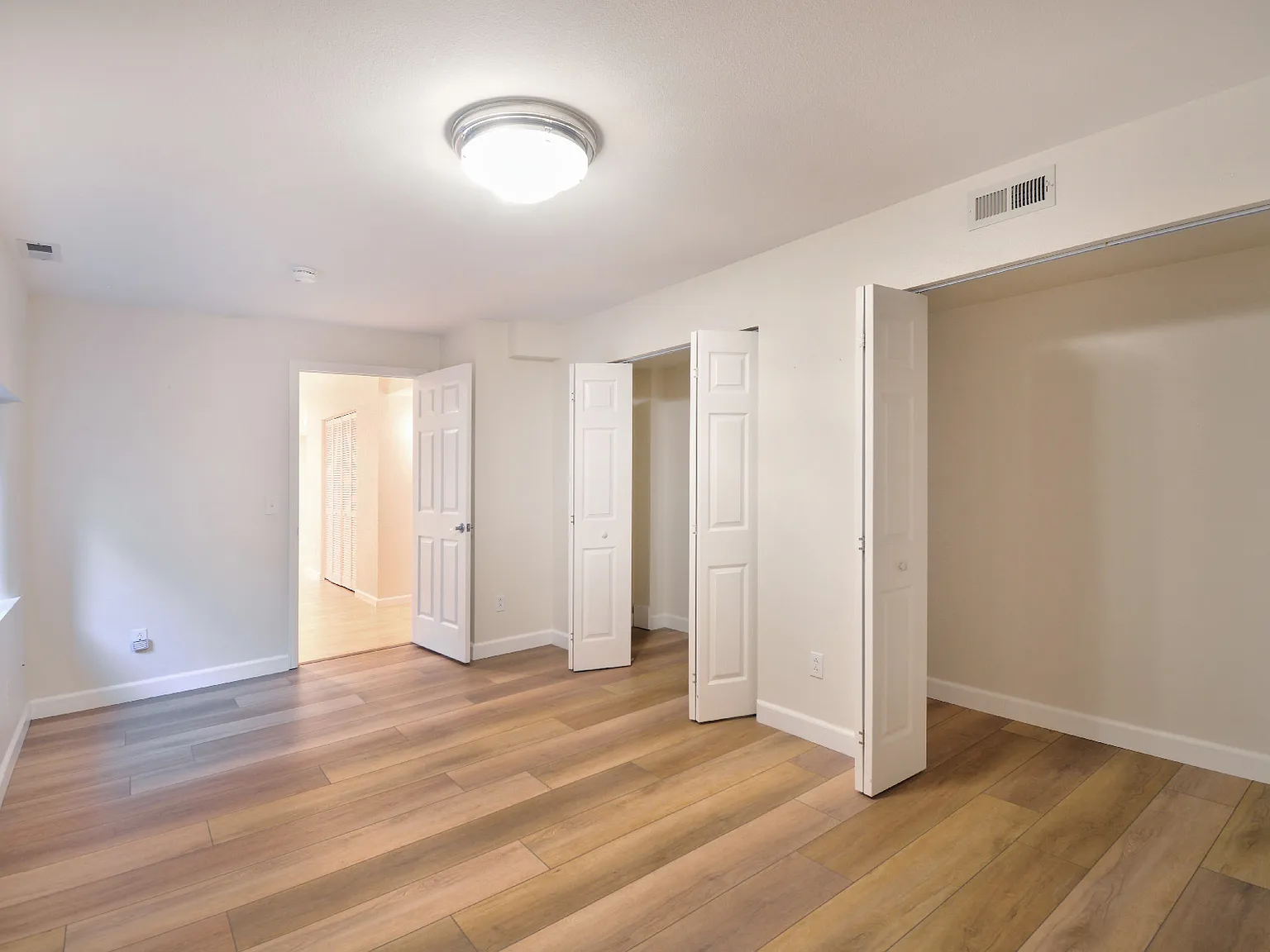 5 bed, 3.5 bath, 3795 sqft, $3,200 — Photo 2